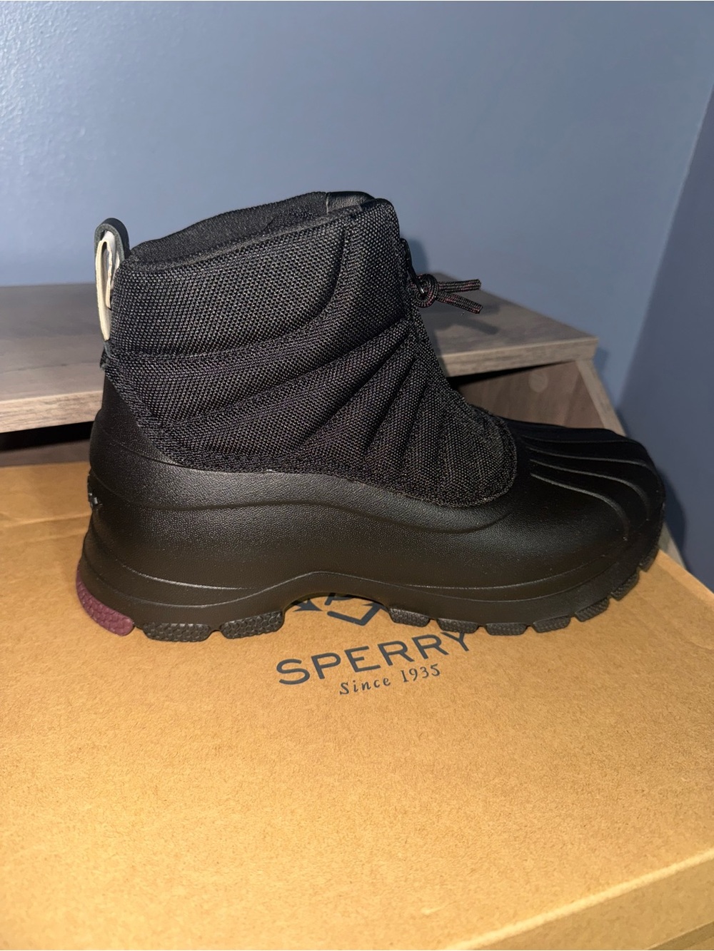 Sperry women's 9.5 Black Waterproof Snow Boot with Toggle